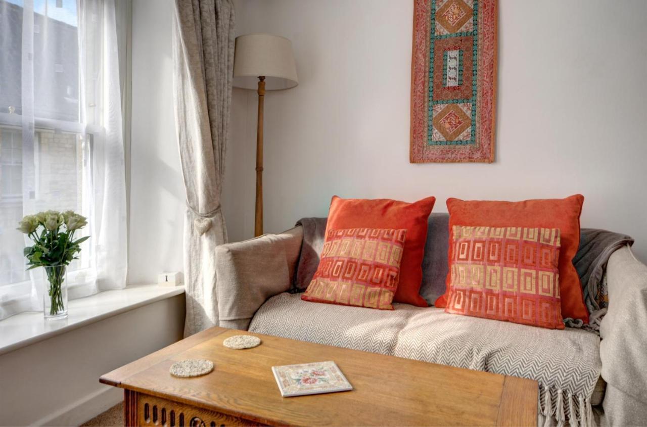 Katrinas Apartment By Treetop Property Cirencester Bagian luar foto