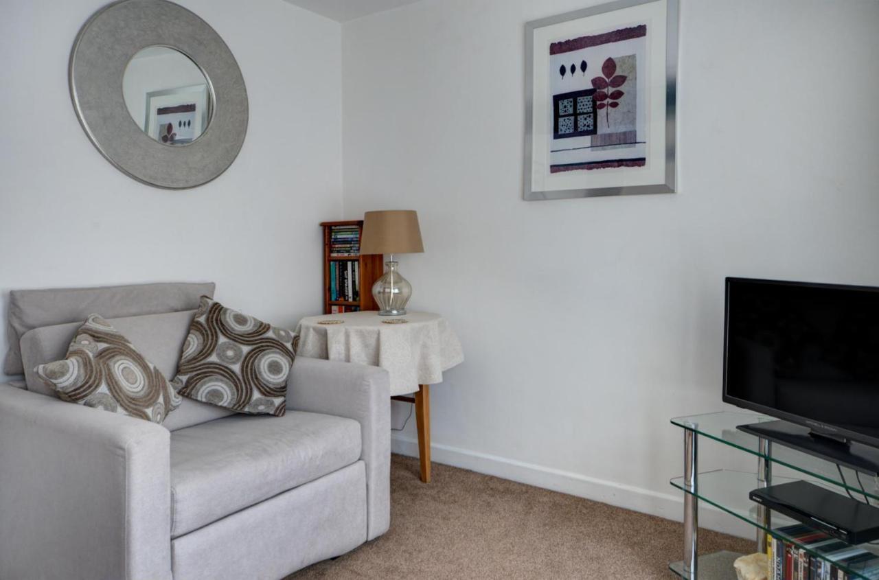 Katrinas Apartment By Treetop Property Cirencester Bagian luar foto