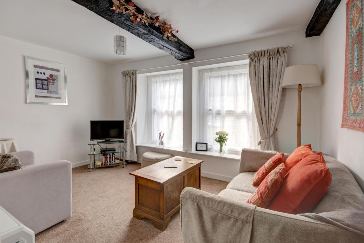Katrinas Apartment By Treetop Property Cirencester Bagian luar foto