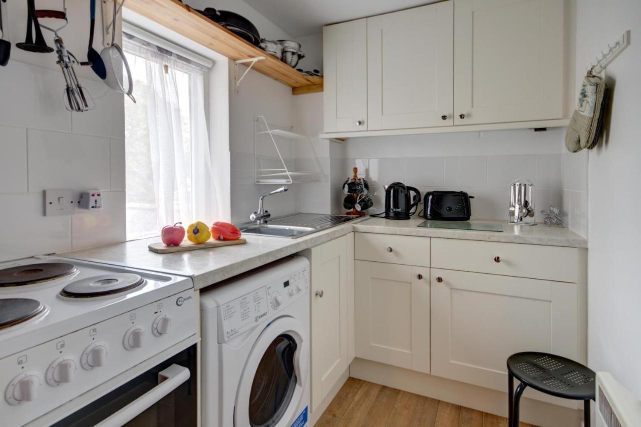 Katrinas Apartment By Treetop Property Cirencester Bagian luar foto