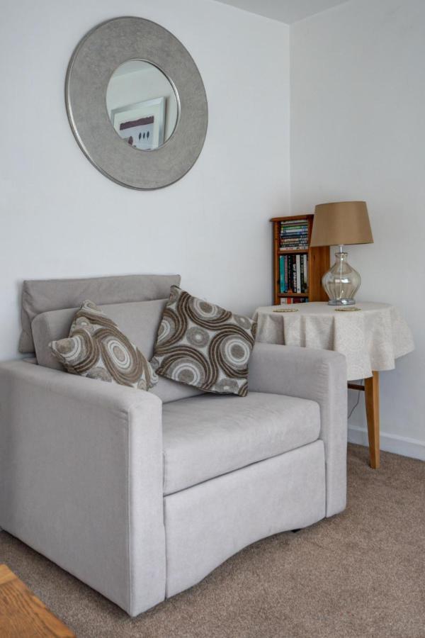 Katrinas Apartment By Treetop Property Cirencester Bagian luar foto