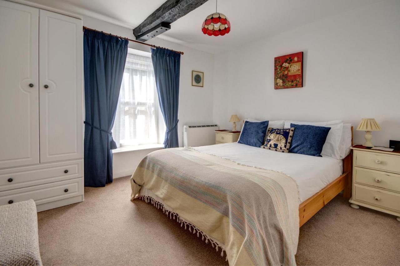 Katrinas Apartment By Treetop Property Cirencester Bagian luar foto