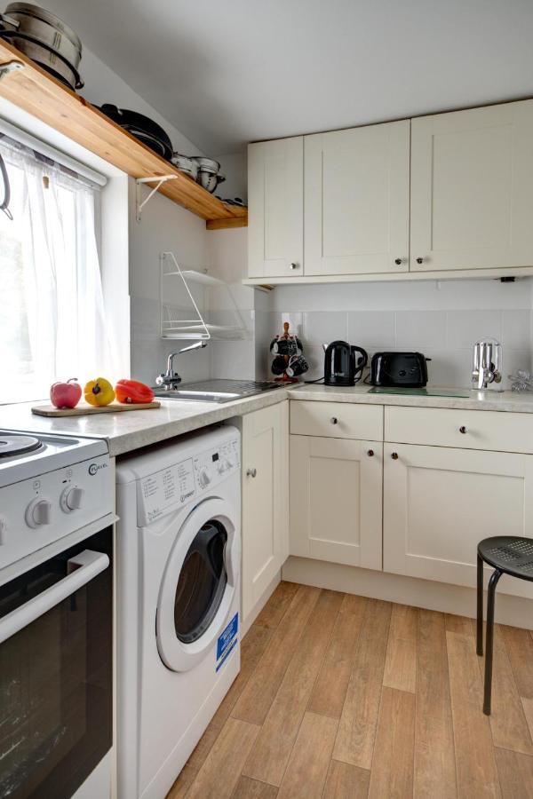 Katrinas Apartment By Treetop Property Cirencester Bagian luar foto