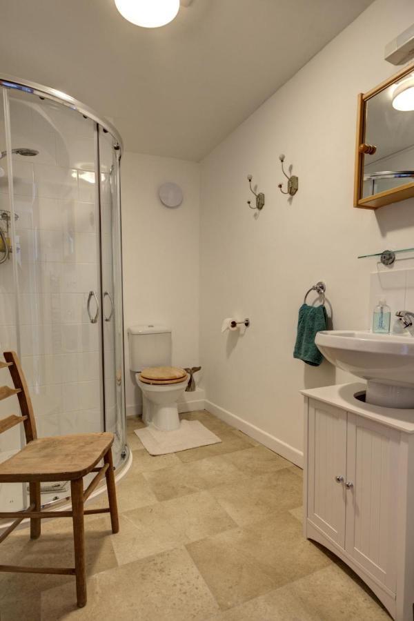 Katrinas Apartment By Treetop Property Cirencester Bagian luar foto